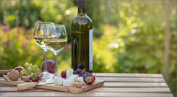 <span style="color:#333333;">EXPLORE FOOD & BEVERAGE <br>OPTIONS AT THE FIELD OF DREAMS</span>